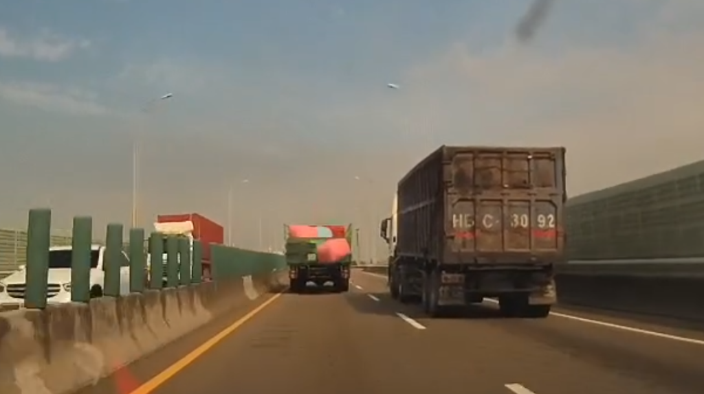 「粉紅色棉花糖」掉落台61線路面幸未釀災！ 　警方追查肇事車輛開罰