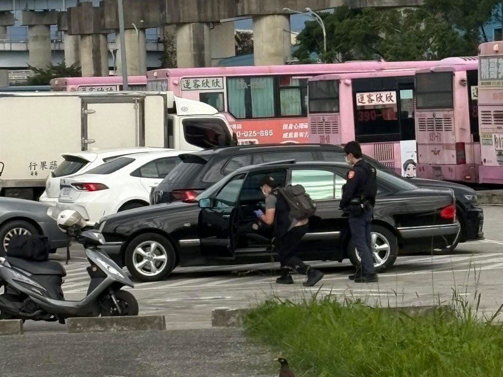 萬華雙園公園驚傳命案！收費員開單驚見男倒臥賓士車內　破窗搶救已氣絕