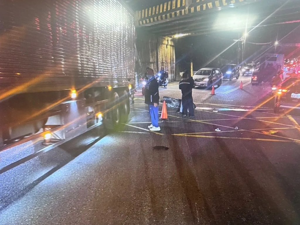 又是大車死角?楊梅6旬婦左轉遭曳引車輾過 頭部重創慘死輪下