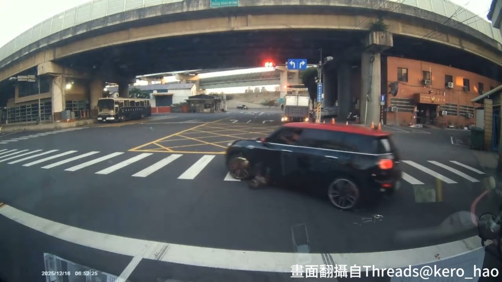 惡質！三重MiniCooper男紅燈違規迴轉　加速狠輾黑狗「卡車底翻滾」肇逃