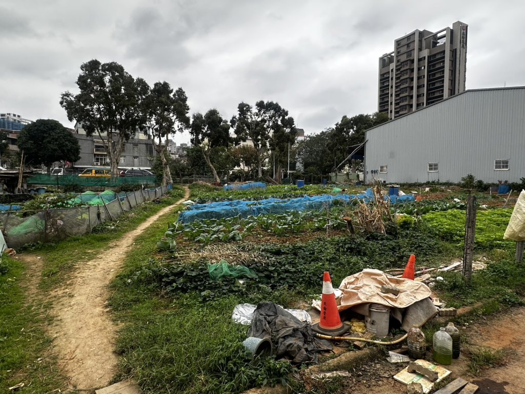 農作爆衝突!林口老翁身中4刀倒臥菜園 警追砍人逃亡男