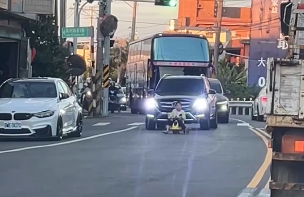 影/男童車道玩妞妞車! 後方賓士、遊覽車被堵變路隊長 網友:超危險