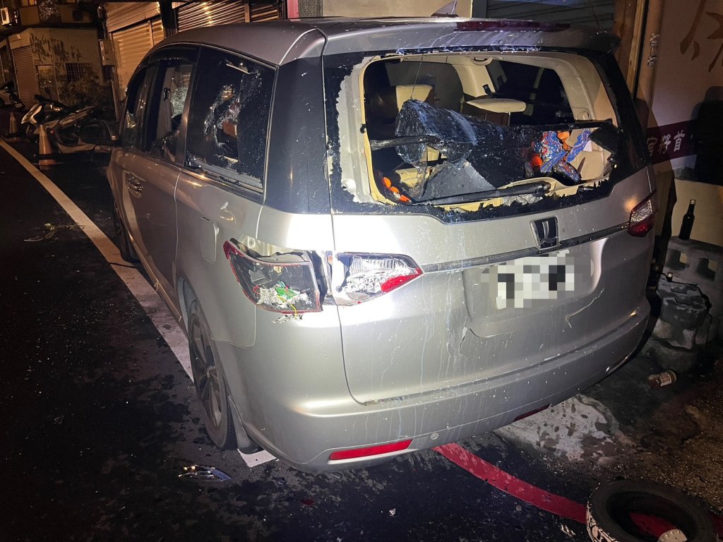 桃園遶境藝陣爆衝突！楊梅宮廟車輛深夜遭黑衣人猛砸