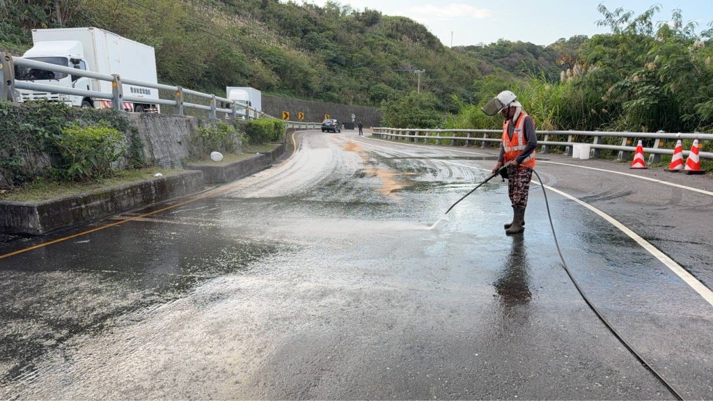花蓮台11線「麥芽糖鋪路」百米！ 　兩騎士打滑受傷
