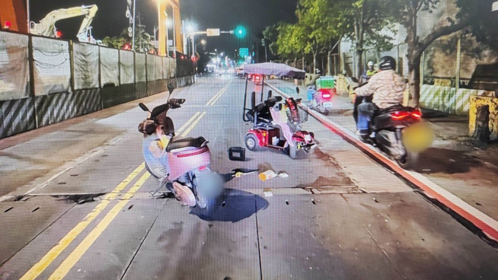 桃園「移動神主牌」路中「鬼切」遭追撞　違規上路先吃500元罰單