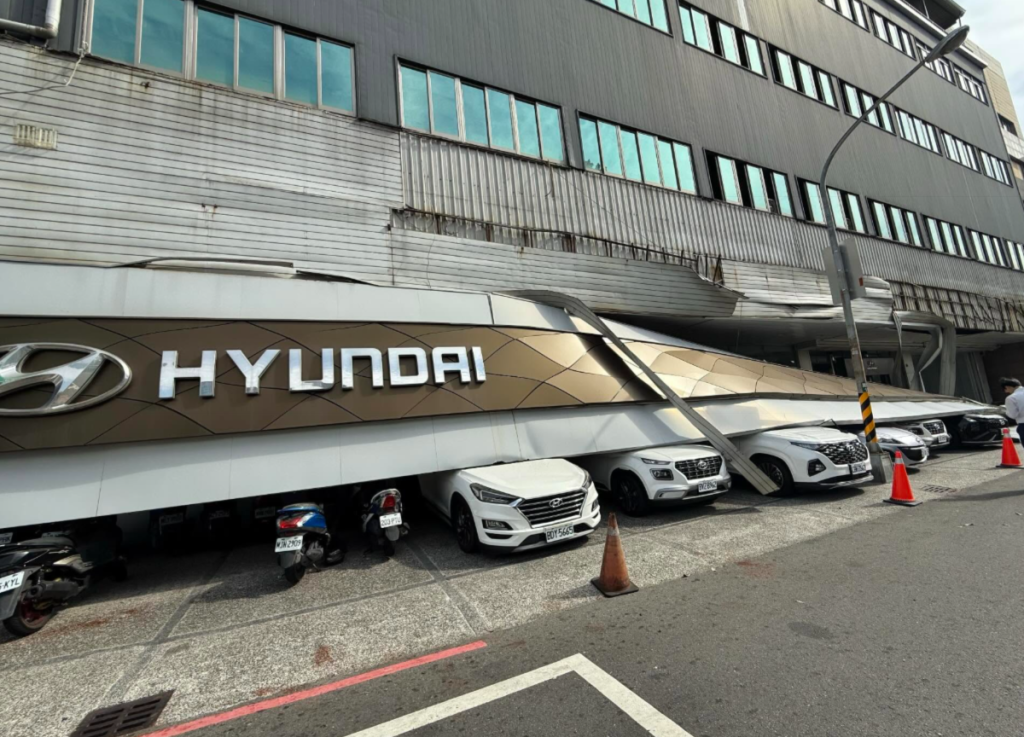 影／高雄現代汽車「巨大招牌掉落」砸6車　業者：已立即處理並啟動全面檢查