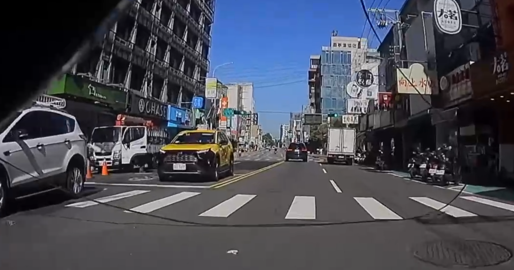 禍從天降！　台中機車女騎士被電纜線砸中