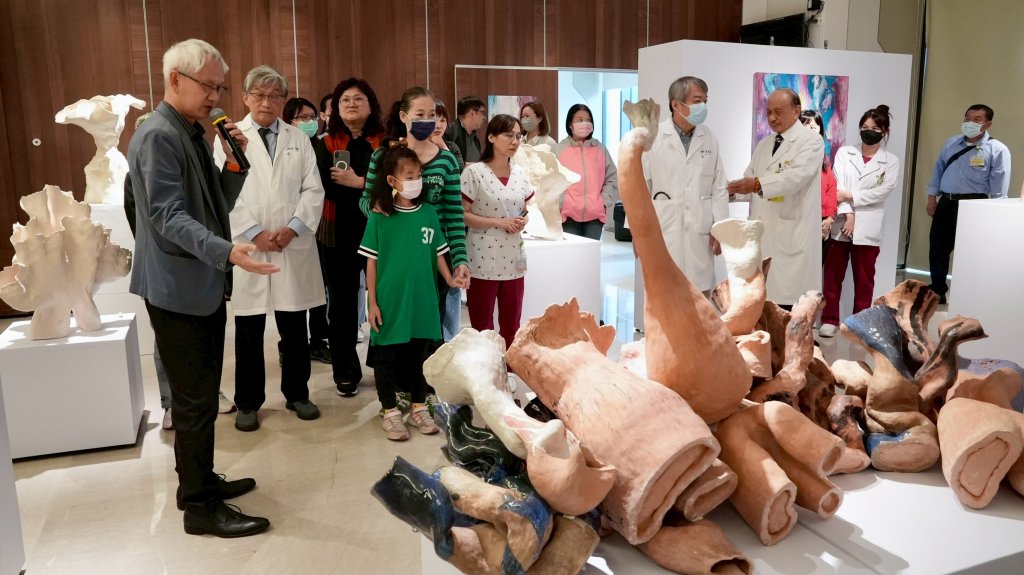 從手術室走向陶土的創作之路 鄭良珊醫師《在刀鋒窯火裂縫中》秀傳展出