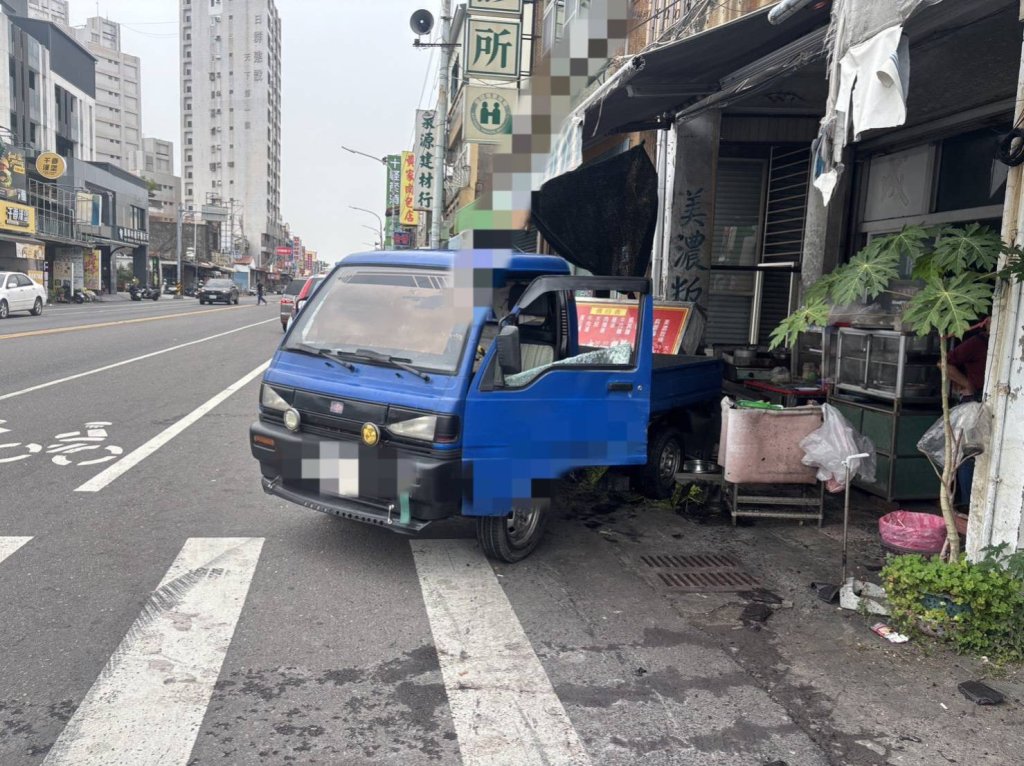 影/林邊貨車左轉出事了! 對向車闖紅燈失控甩尾撞麵攤及機車