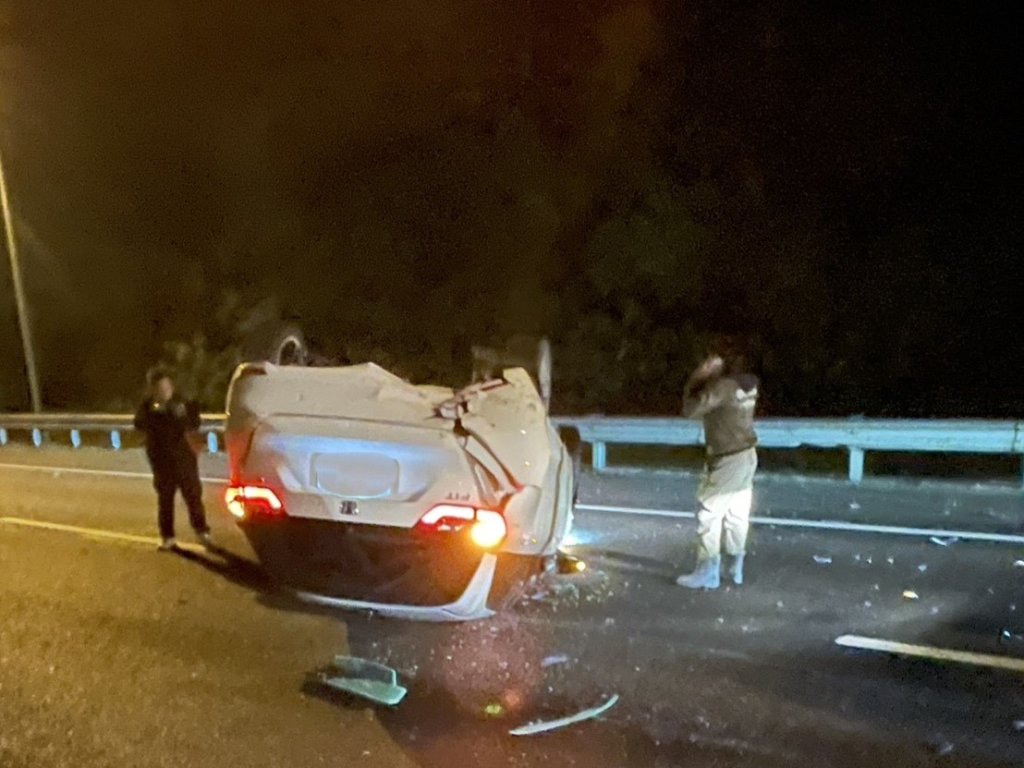 混凝土車變換車道釀禍!國3北上南港段「4車連環撞」 1車翻覆