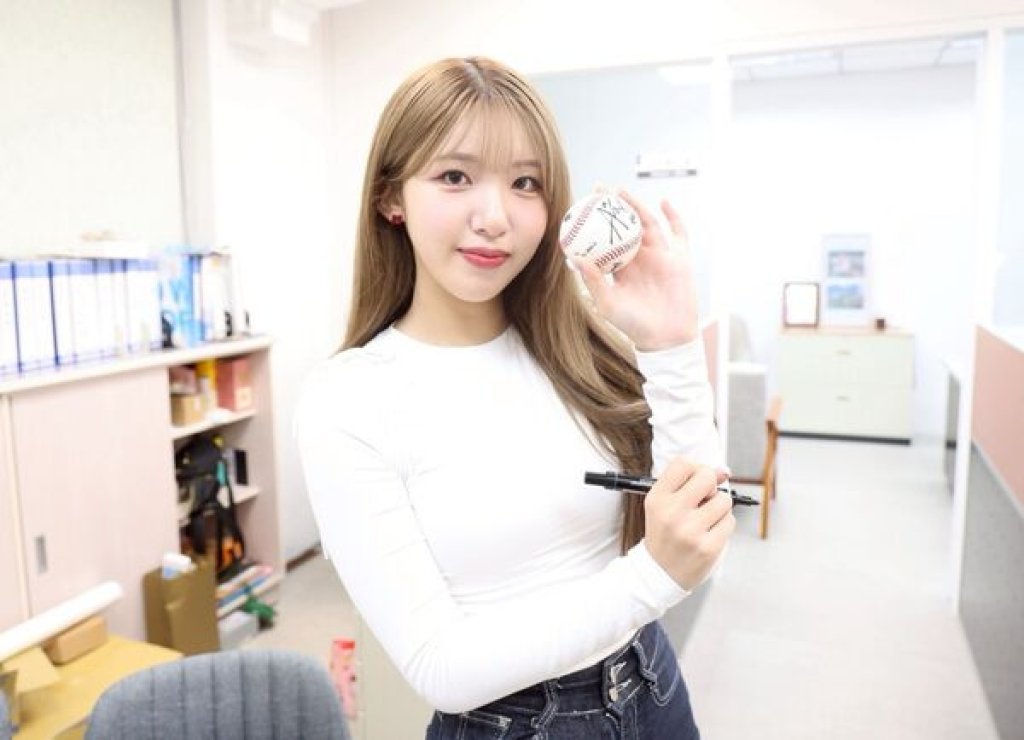 啦啦隊女神廉世彬驚喜現身大學校園　進教室秒變同學