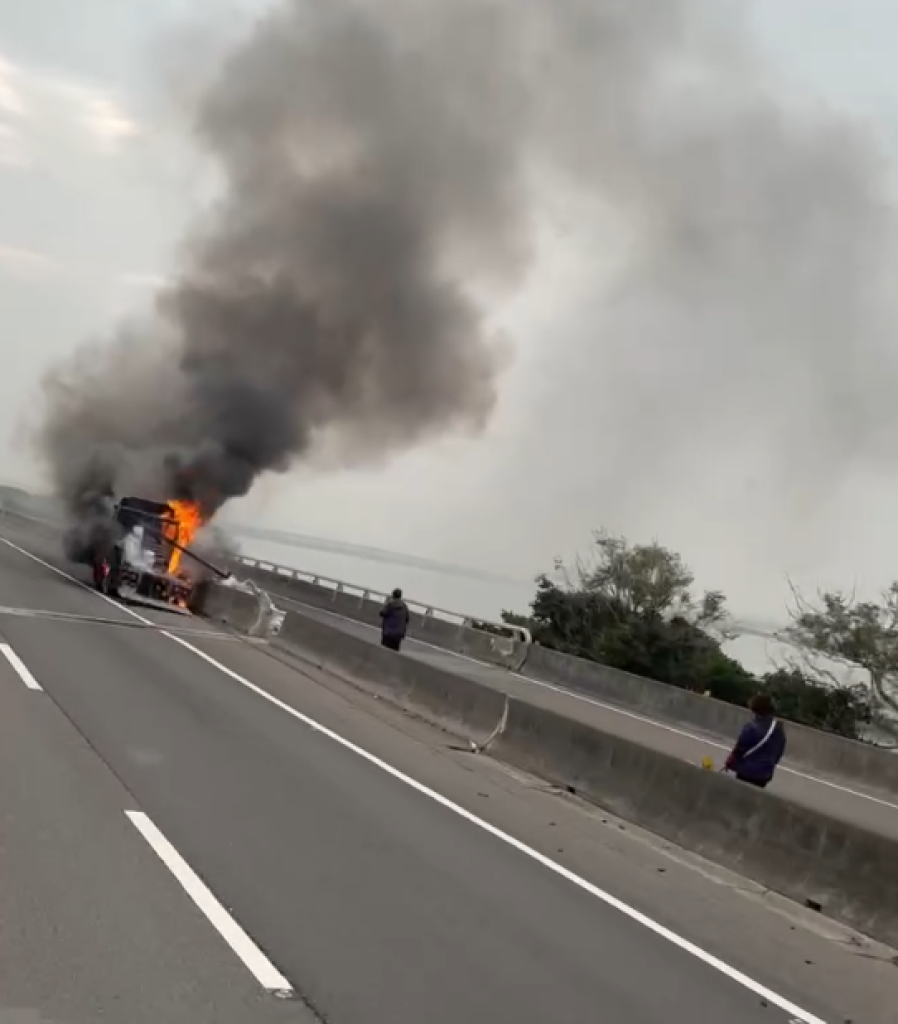 台61線嘉義東石路段火燒車！　駕駛急逃生