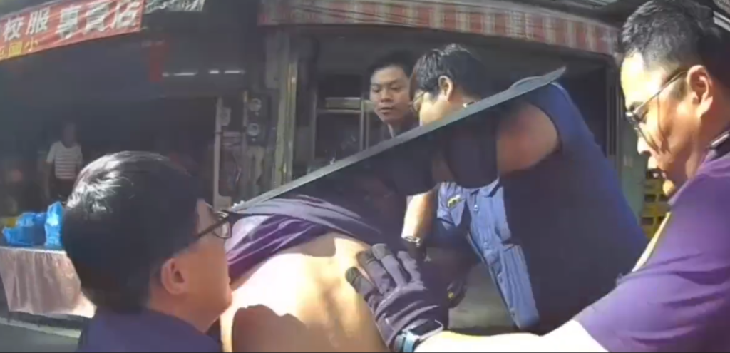 台中醉漢市場內揮平底鍋嚇壞民眾 員警噴辣椒水盾牌壓制逮捕