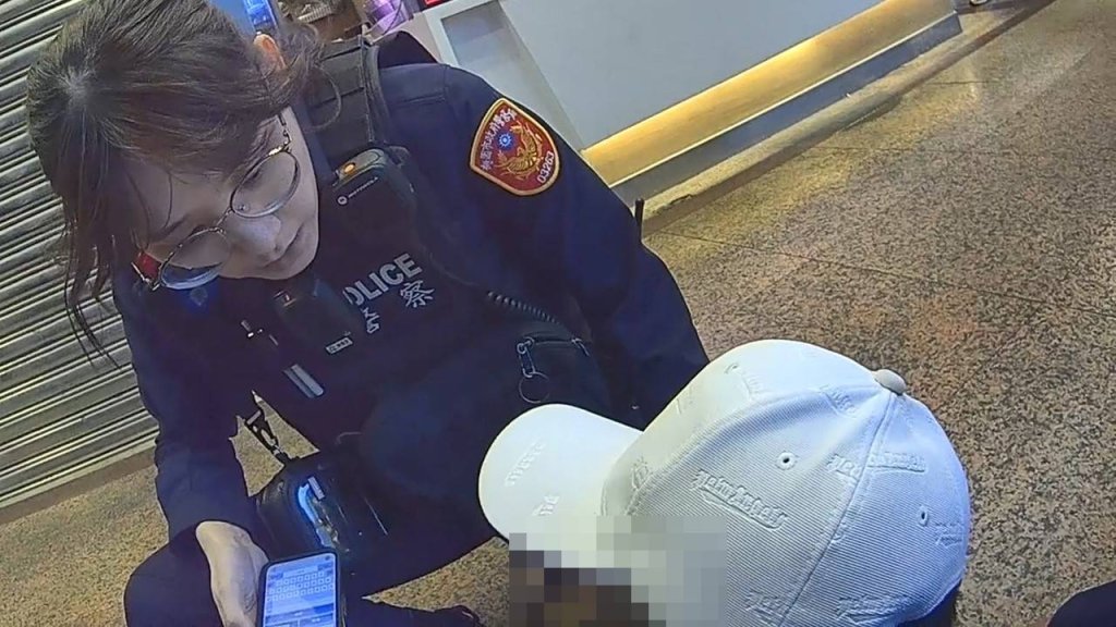 桃園男騷擾店員見警心虛狂奔跳下手扶梯！遭包夾落網查出竟揹「8條通」