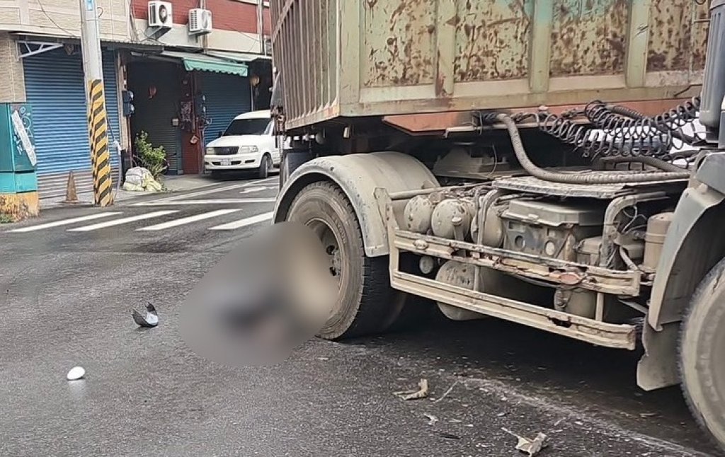 驚悚!轉彎車擊落直行騎士 他遭輾「骨折送醫」