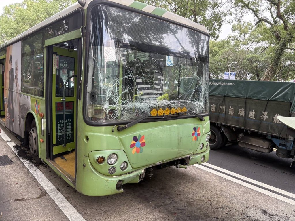 煞車失靈釀禍! 北市松山區4公車相撞3名乘客受傷
