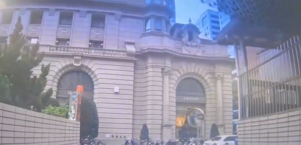 剛駛出地下停車場就出事！　桃園74歲婦駕自小客車撞10輛機車