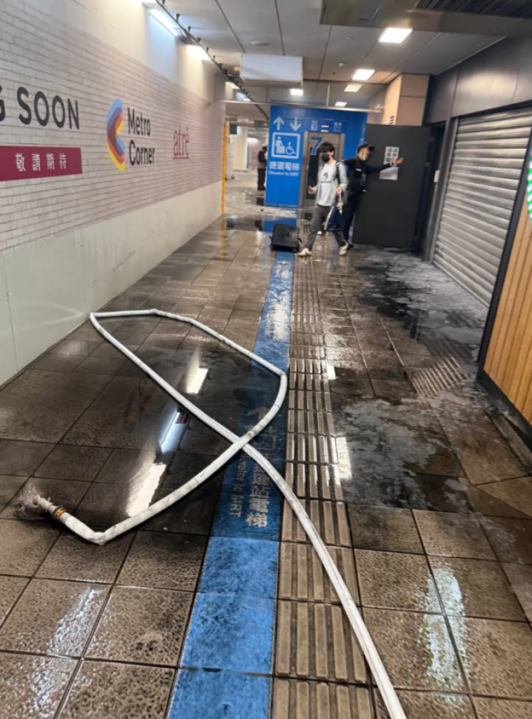 (更新)影／北捷板南線驚傳有人丟煙霧彈　狂冒白煙地板焦黑民眾急逃