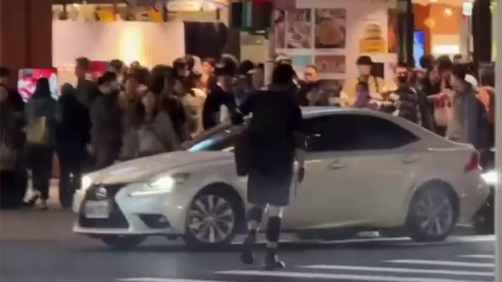 身搜出4把刀+汽油彈!張文北車丟煙霧彈、闖百貨持刀傷人 釀4死5傷