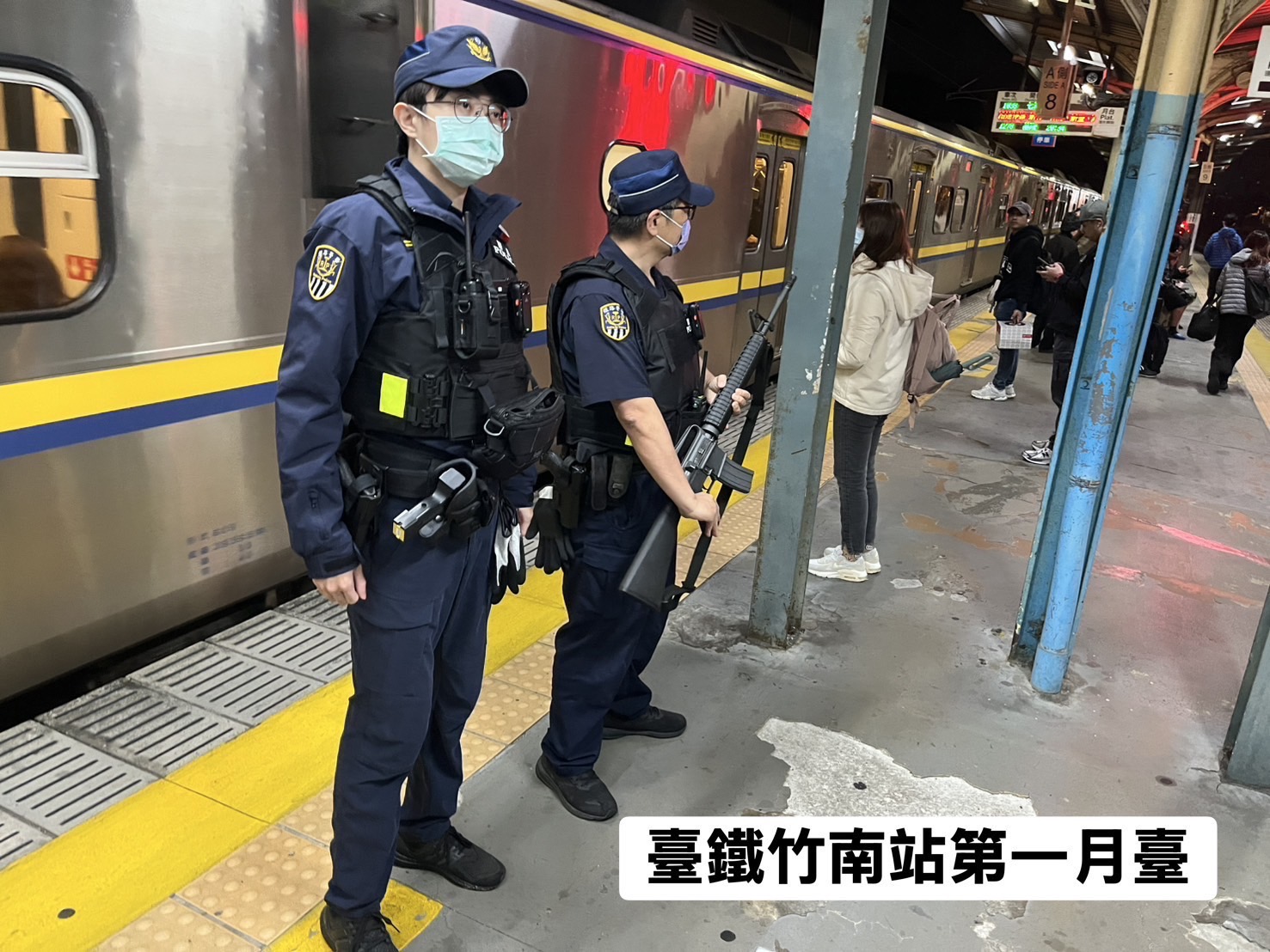 影音/北車、北捷外發生丟擲煙霧彈與隨機傷人事件-鐵警局總動員荷槍實彈巡邏