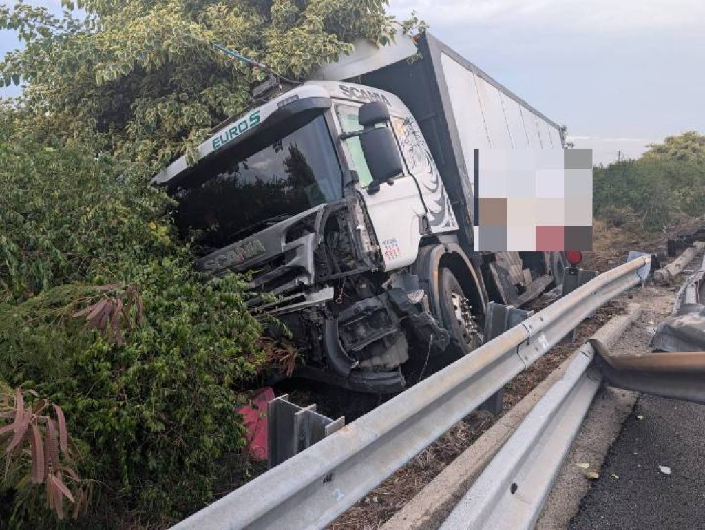 駕車恍神肇事！國道1號溪州路段貨車衝出外側護欄　車流回堵3小時