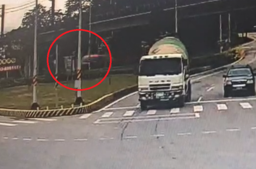 翻車畫面曝光!花蓮瑞穗鄉水泥車過彎不慎翻覆 駕駛雙腳夾住受困車內