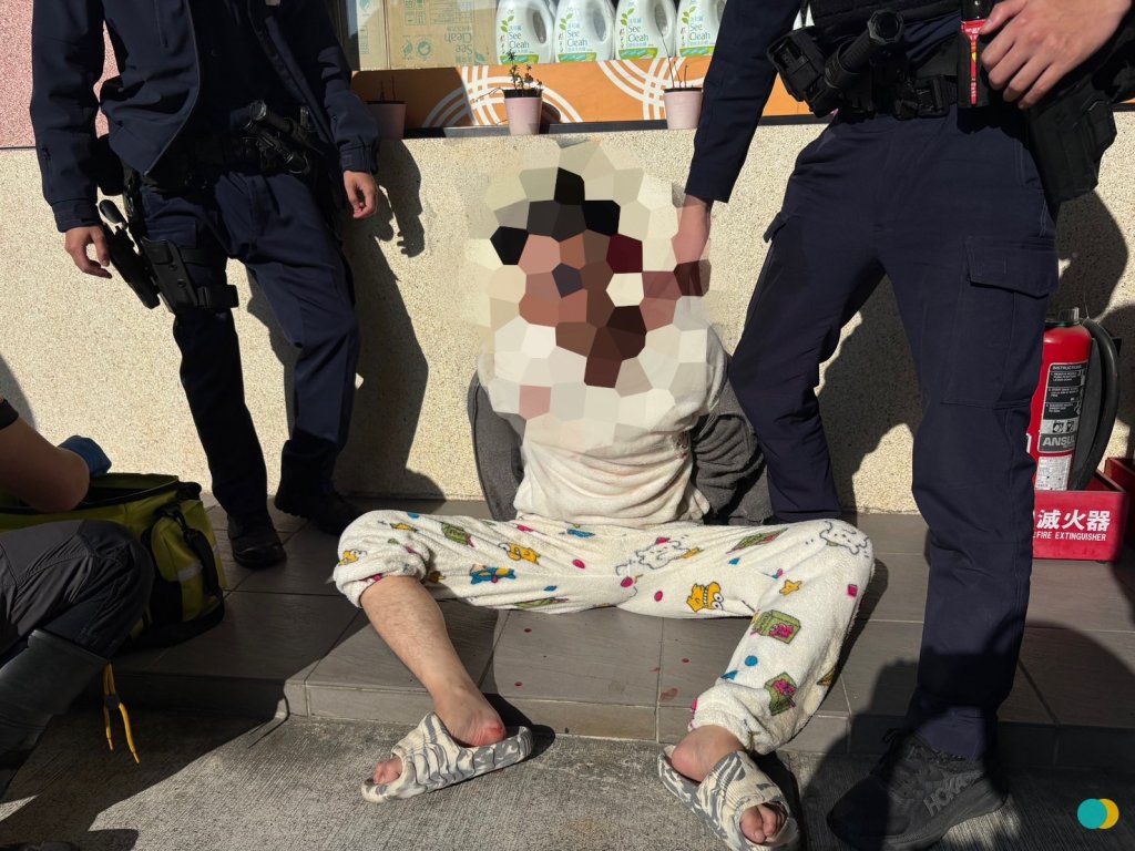 又傳隨機攻擊案件！男子持雙刀闖入三峽加油站恐嚇　員警到場壓制逮捕