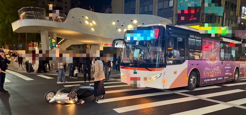 昨才隨機攻擊驚魂…誠品南西店外公車追撞嚇壞悼念人潮