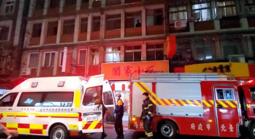 疑換瓦斯不慎釀禍!士林小吃店氣爆 4男女遭火舌灼傷