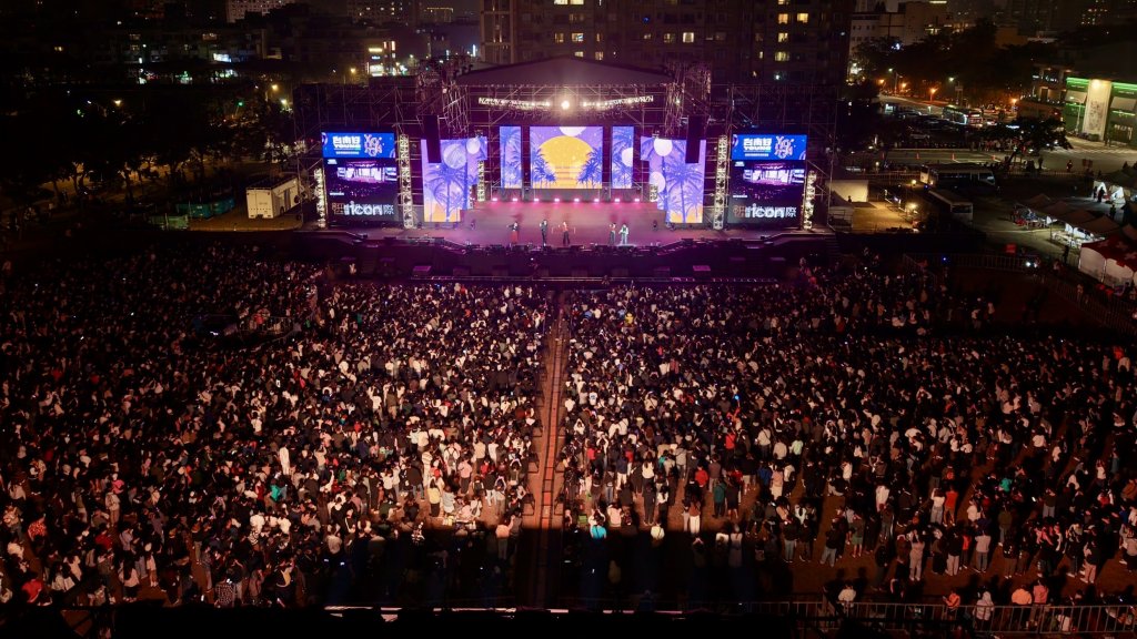 台南好Young耶誕演唱會登場！吸15萬人潮市長親跳撒嬌舞掀尖叫　鄭恩地壓軸開唱嗨翻全場