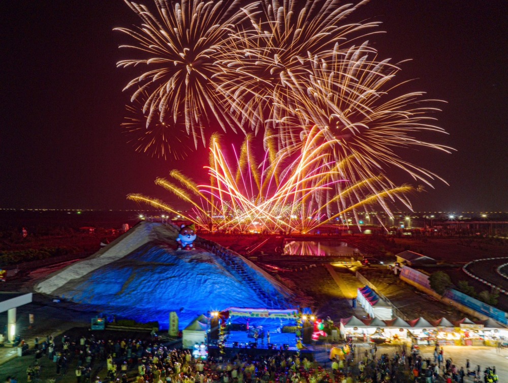 七股鹽山變身白色聖誕村! 全日吸引3000人齊聚同樂 共賞絢麗煙火