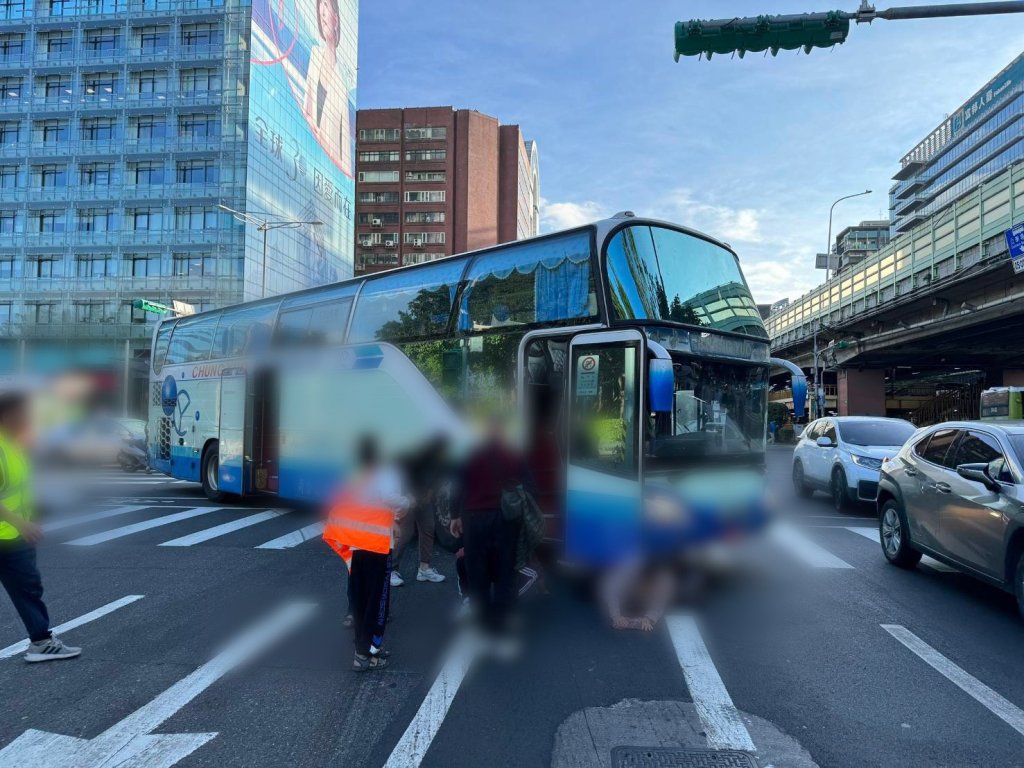 北市遊覽車右轉撞倒7旬單車婦 她臉部挫傷血濺路口