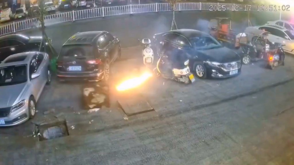 影/屁孩水溝旁玩鞭炮!水溝蓋被炸飛數公尺高 影片陸網瘋傳