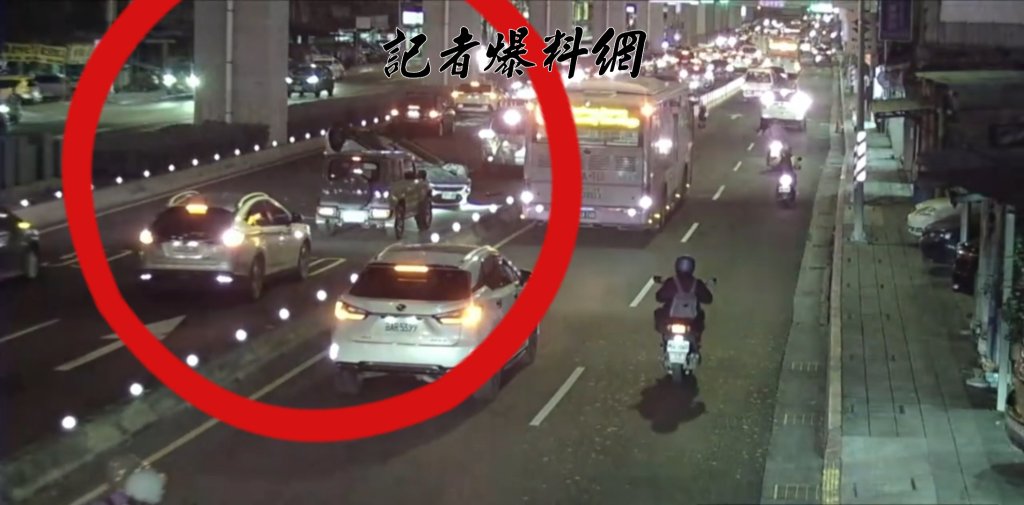 疑變換車道不慎!中和小客車下台64線追尾前車擦撞翻覆