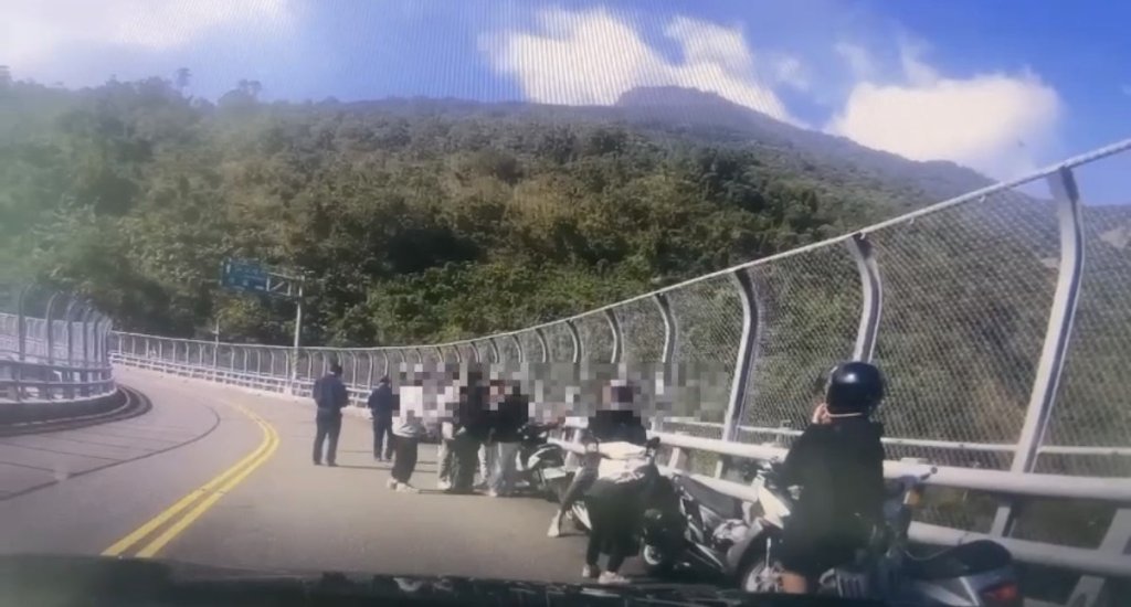 山路一彎「他撞斷魂」…17歲少年騎微型電動車 失控撞橋墩亡