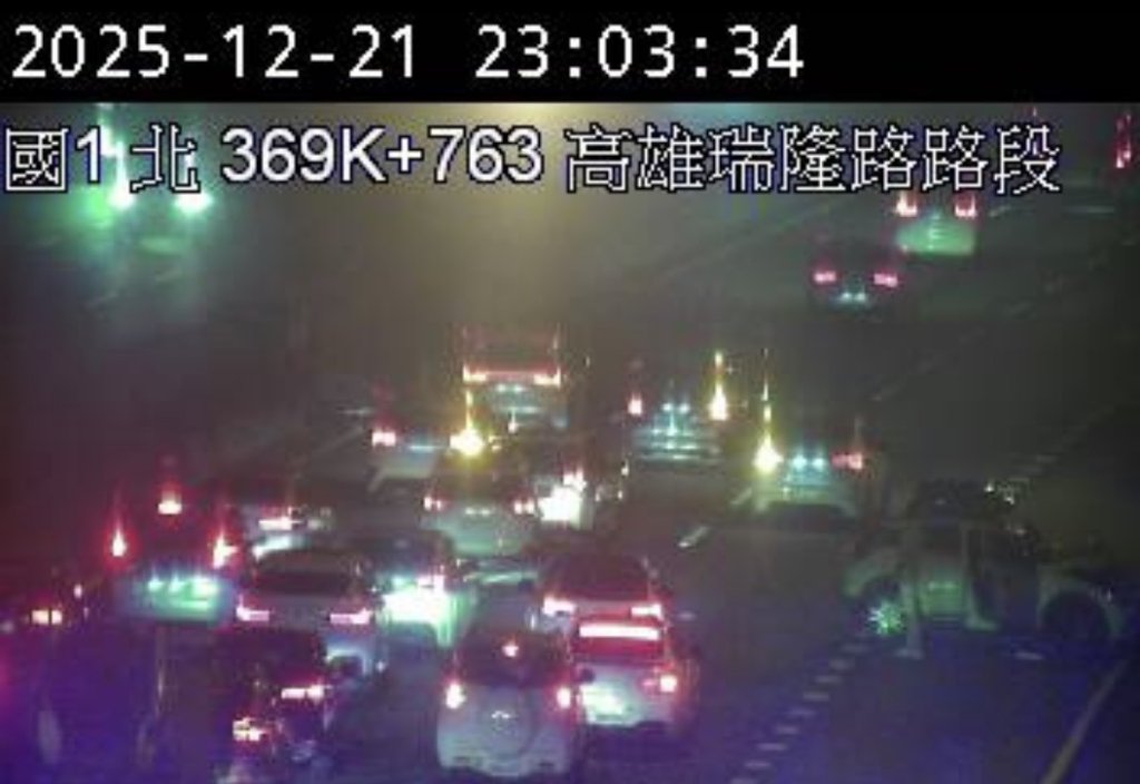 快訊/國1深夜事故!瑞隆段塞爆 2車噴「1內側1外側」