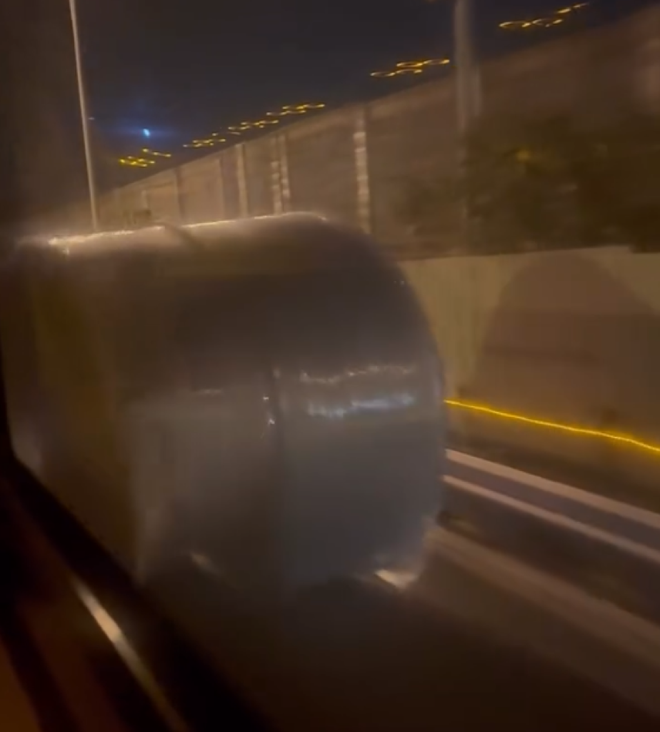 國道風管掉落闖禍！　害後方車輛急煞兩車相撞