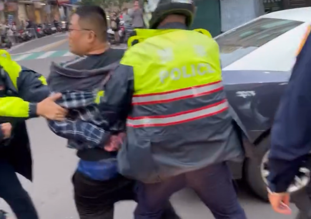 影／通訊行遭砸損失50萬！男疑要報復砸錯店　遭警壓制嗆「你他媽叫我起來又叫我不要動」