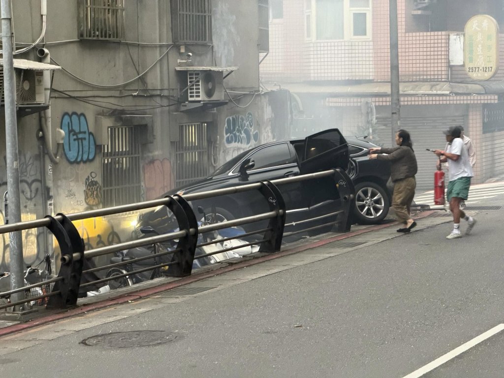 休旅車失控猛衝人行道！台北市民大道驚悚一撞　駕駛受困拒送醫