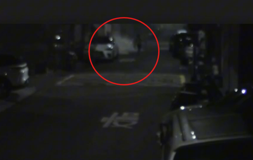 影/酒醉失控沿路噴滅火器還揮棍！鳳山22歲男深夜暴走　警急上前壓制帶回