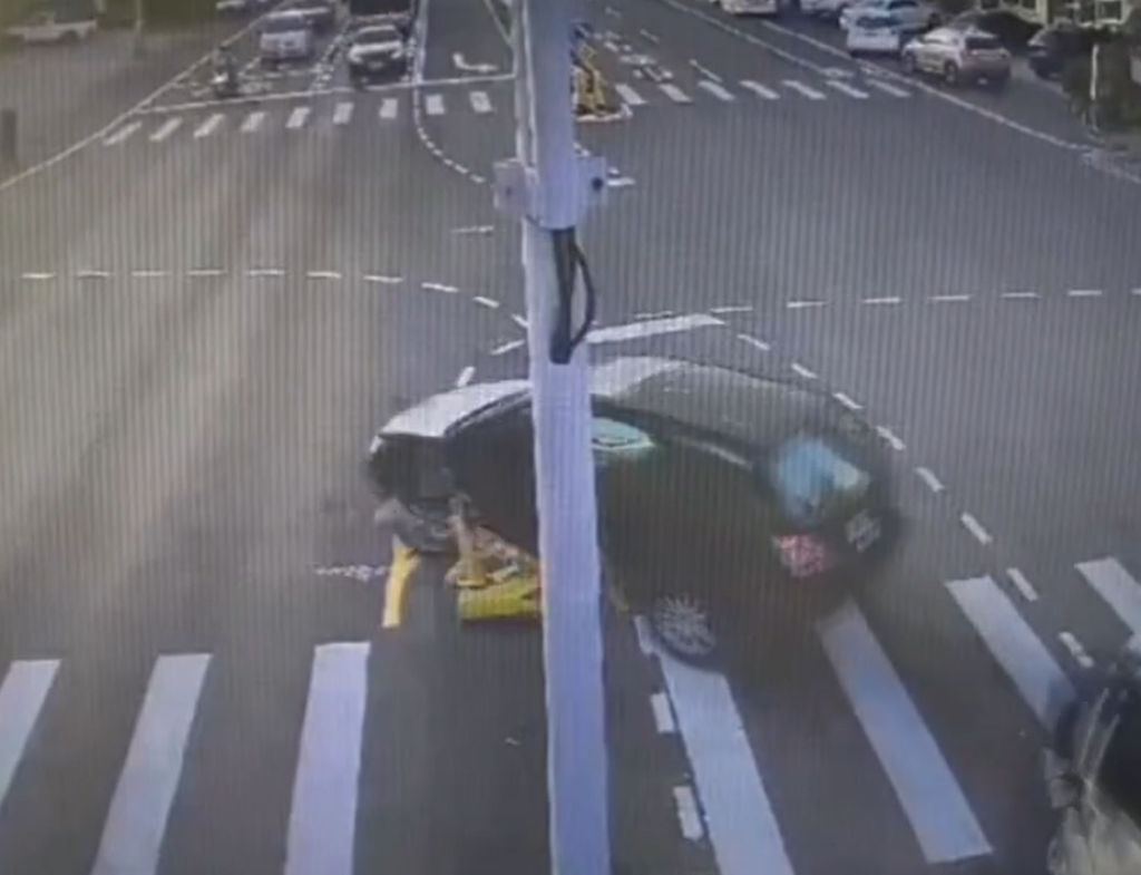 彰南路庇護島又被撞!今年第13起 駕駛迴轉亂切秒落跑遭開罰、還得求償