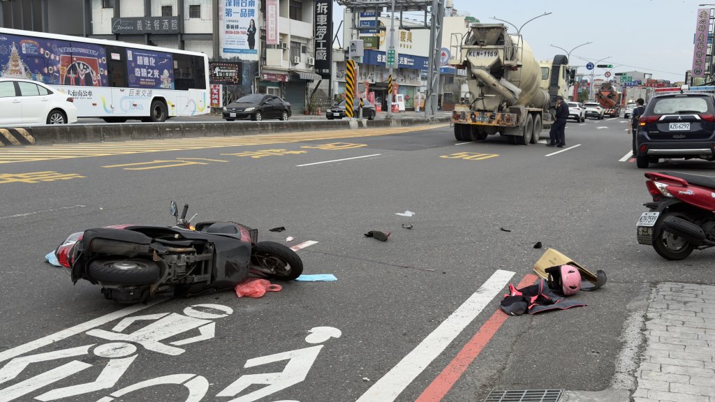 有片／台南永康驚悚車禍！水泥車與機車碰撞　女騎士險遭輾吐血送醫