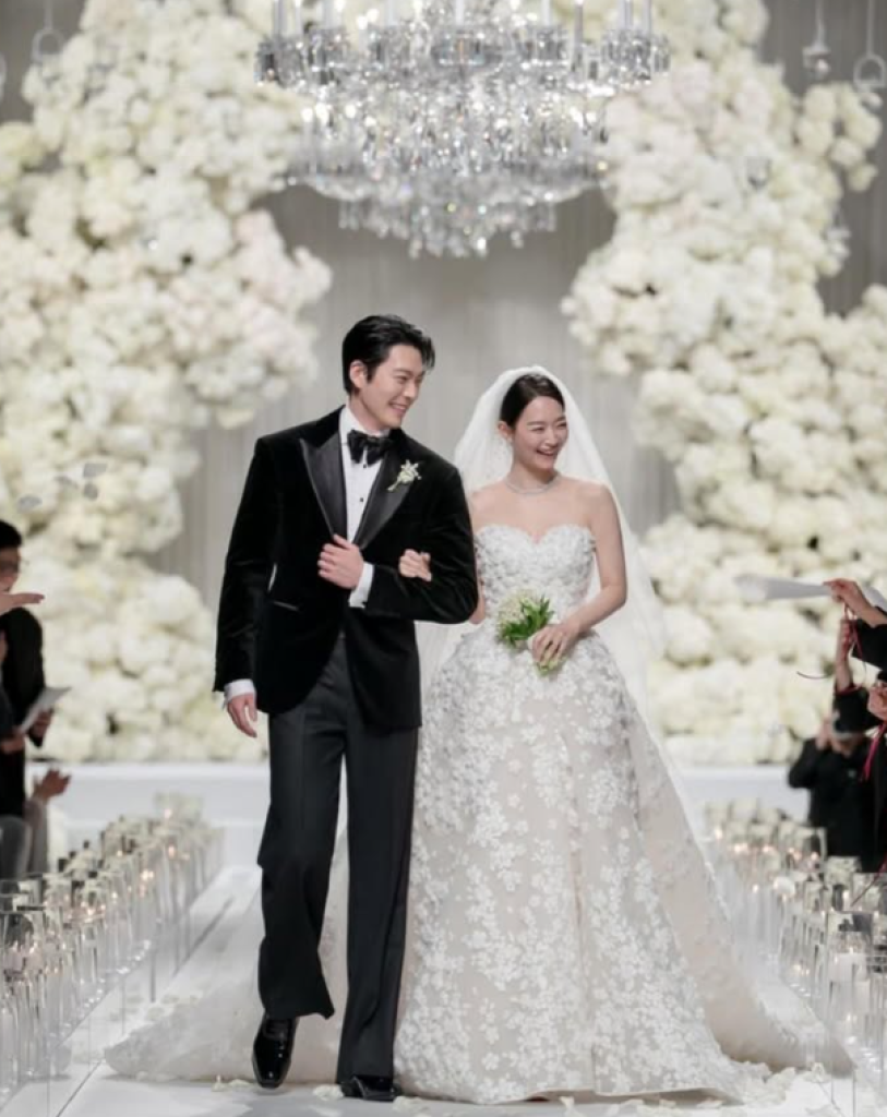 11年愛情修成正果!金宇彬申敏兒首爾大婚 V和金泰梨都來了