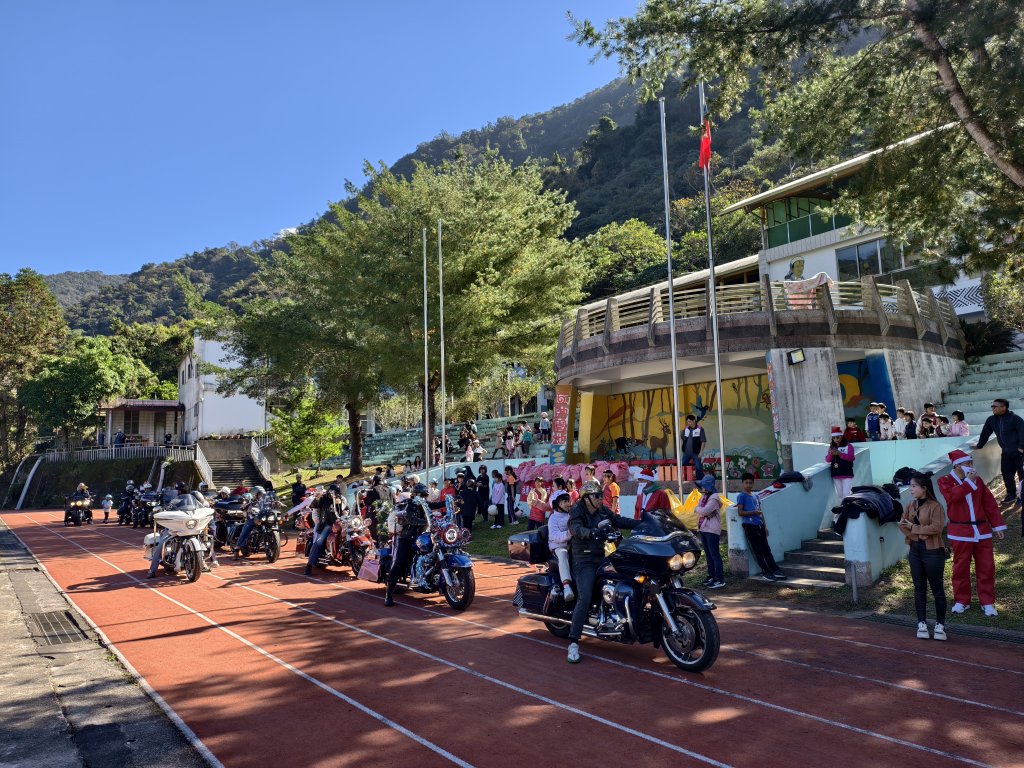 重車化身聖誕天使走入山城 川啟愛心重車協會攜手美式重機前進互助國小 陪伴孩子迎接溫暖聖誕