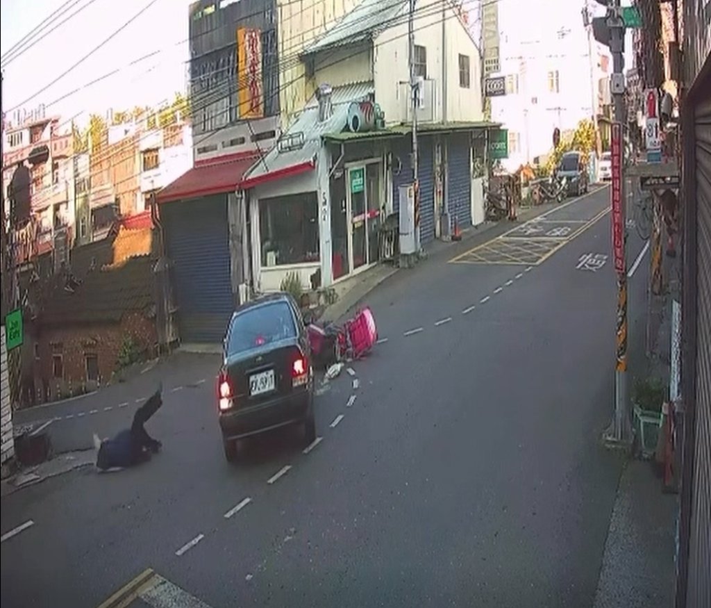 路口撞擊瞬間!外送車直衝、轎車切西瓜 網友:「這畫面不用辯了…」