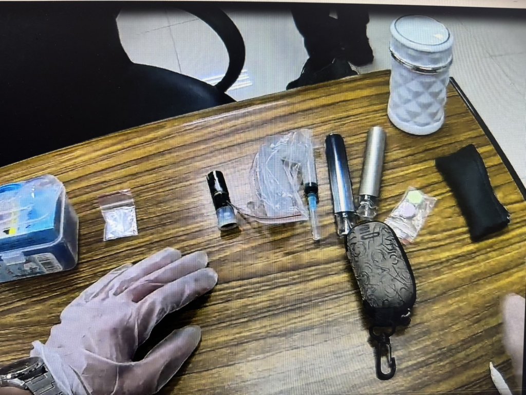 毒蟲進警所領司法文件 掏身分證掉K他命、口袋還掉「喪屍煙彈」當場被捕