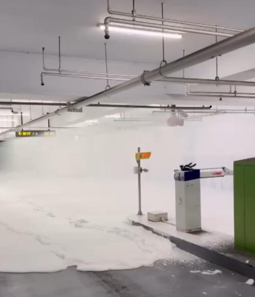 白色聖誕!台中沙鹿停車場轎車撞消防系統泡沬狂噴 全場一片雪白