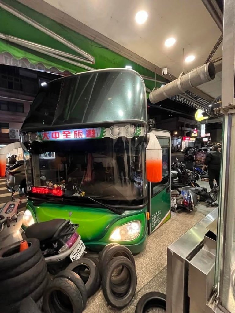 桃園遊覽車「自己開走」!忘拉手剎車一路逆向滑進騎樓 8車遭殃無人受傷