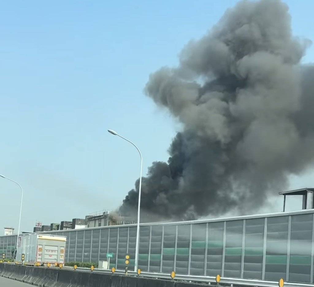 快訊/高雄大火!濃煙竄數層樓高 國道用路人驚呆