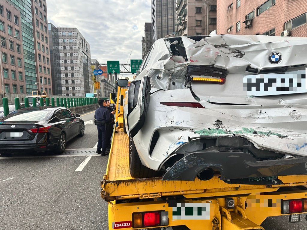 BMW車尾慘撞爛！台64線公車追撞　30名乘客嚇壞